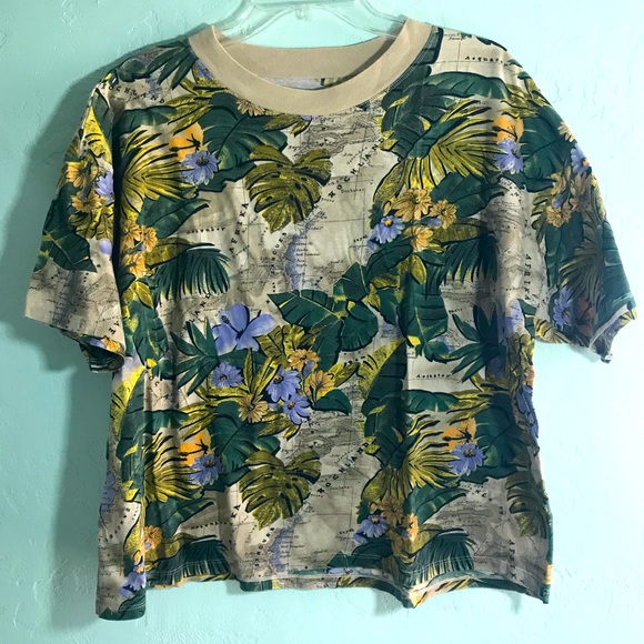 Super rare Overseas Celebrated Colonies of Benetton boxy short tee top safari